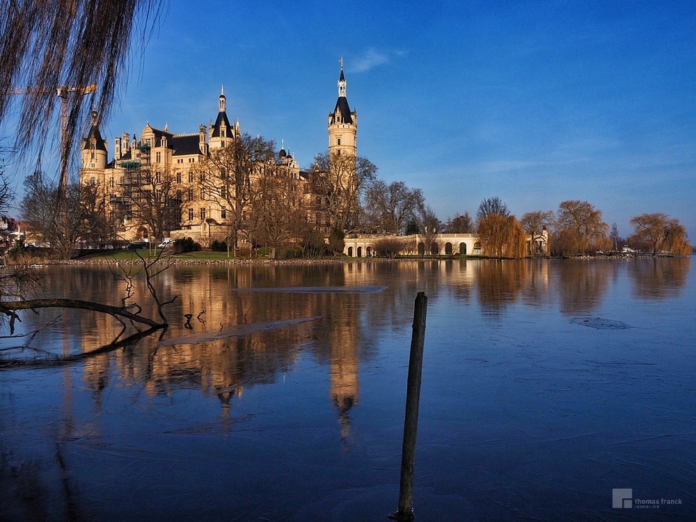 auto-top e0568333e5a99fd32c6b897e94395b7b 1 Schloss Schwerin